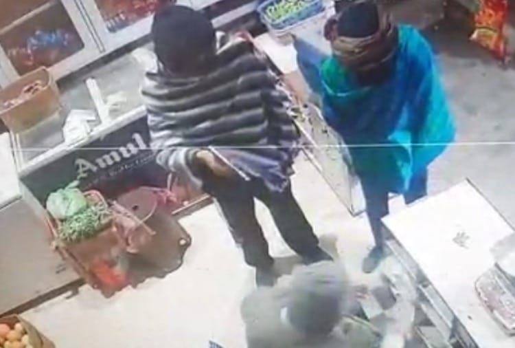 Robbery from shopkeeper on the strength of pistol in Gohana of Sonipat