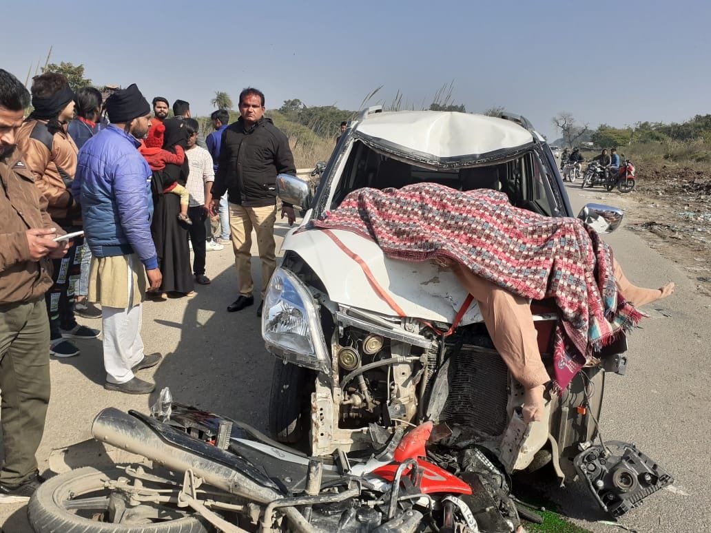 Woman killed in road accident, half a dozen injured