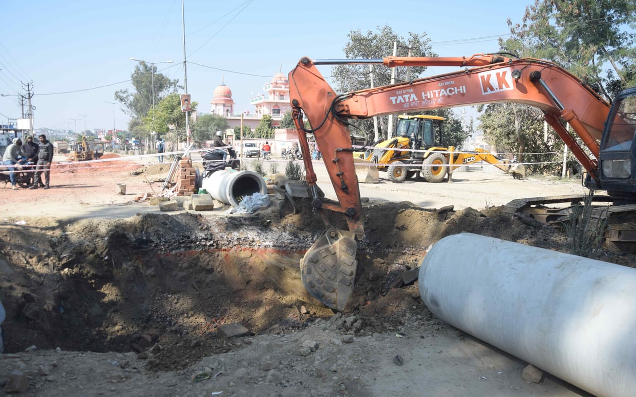 Delhi road closed at 11 am with the help of police