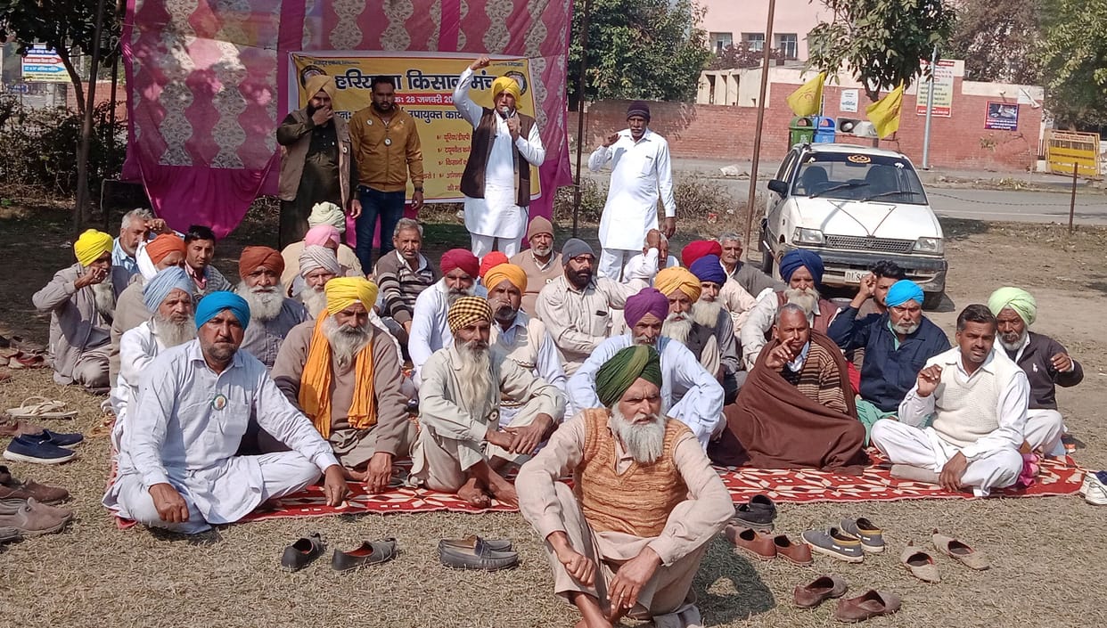 Farmers' strike continues in the Mini Secretariat, today the effigy of the Prime Minister will be burnt