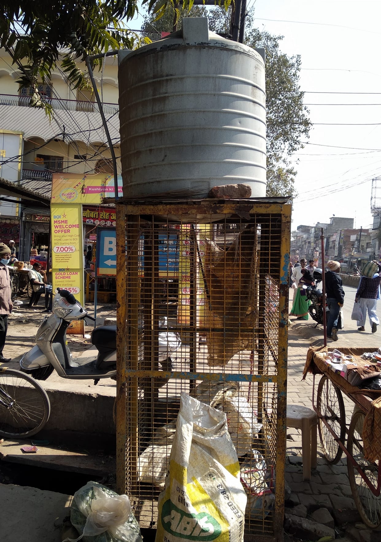 Most of the water coolers installed in the city are bad, the passers-by are facing problems