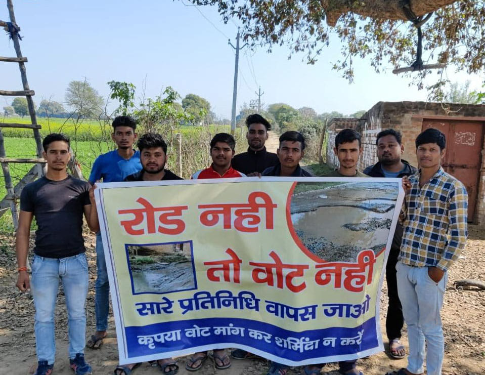 People of Sannpura put up banners of no road or no vote