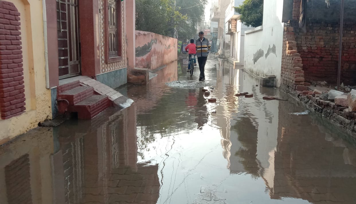 400 people suffering from sewer problem since 10 days