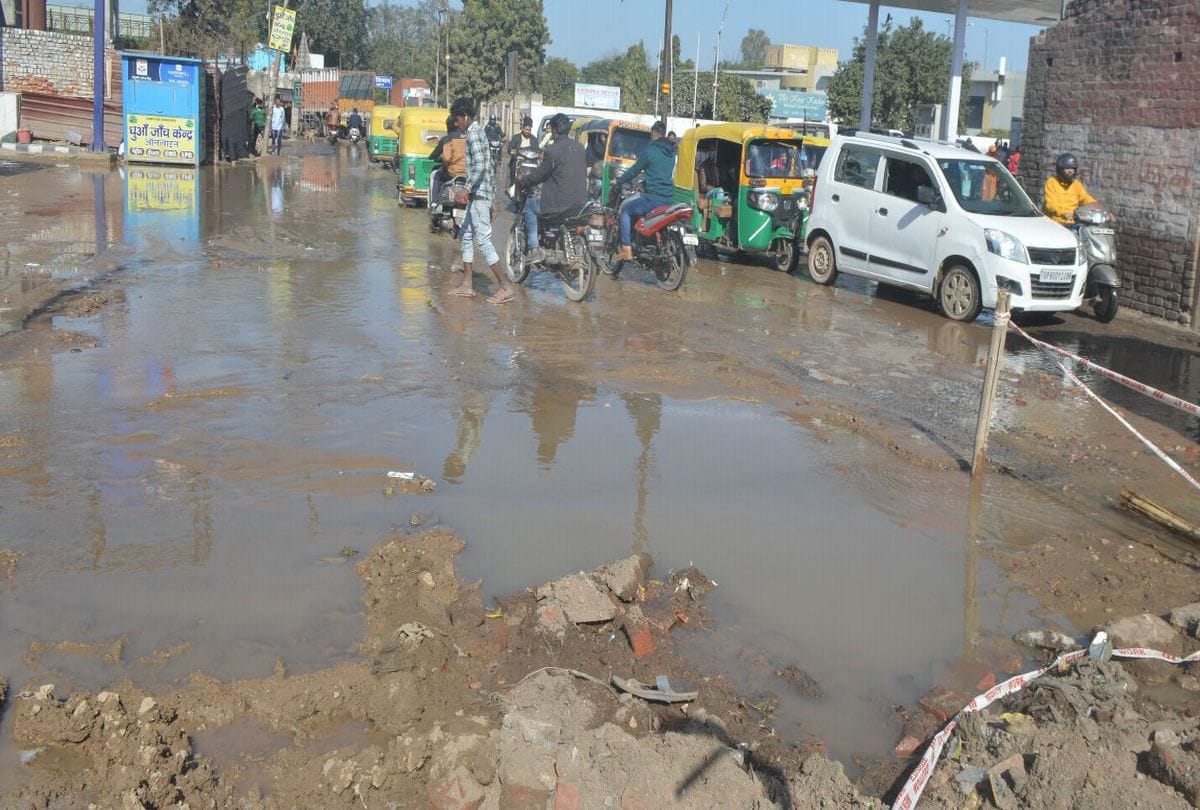 Water supply closed in many areas due to pipeline burst in Agra