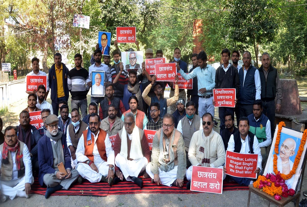 Prayagraj: Silent protest by former officials against lathi charge, demanding action against SSP