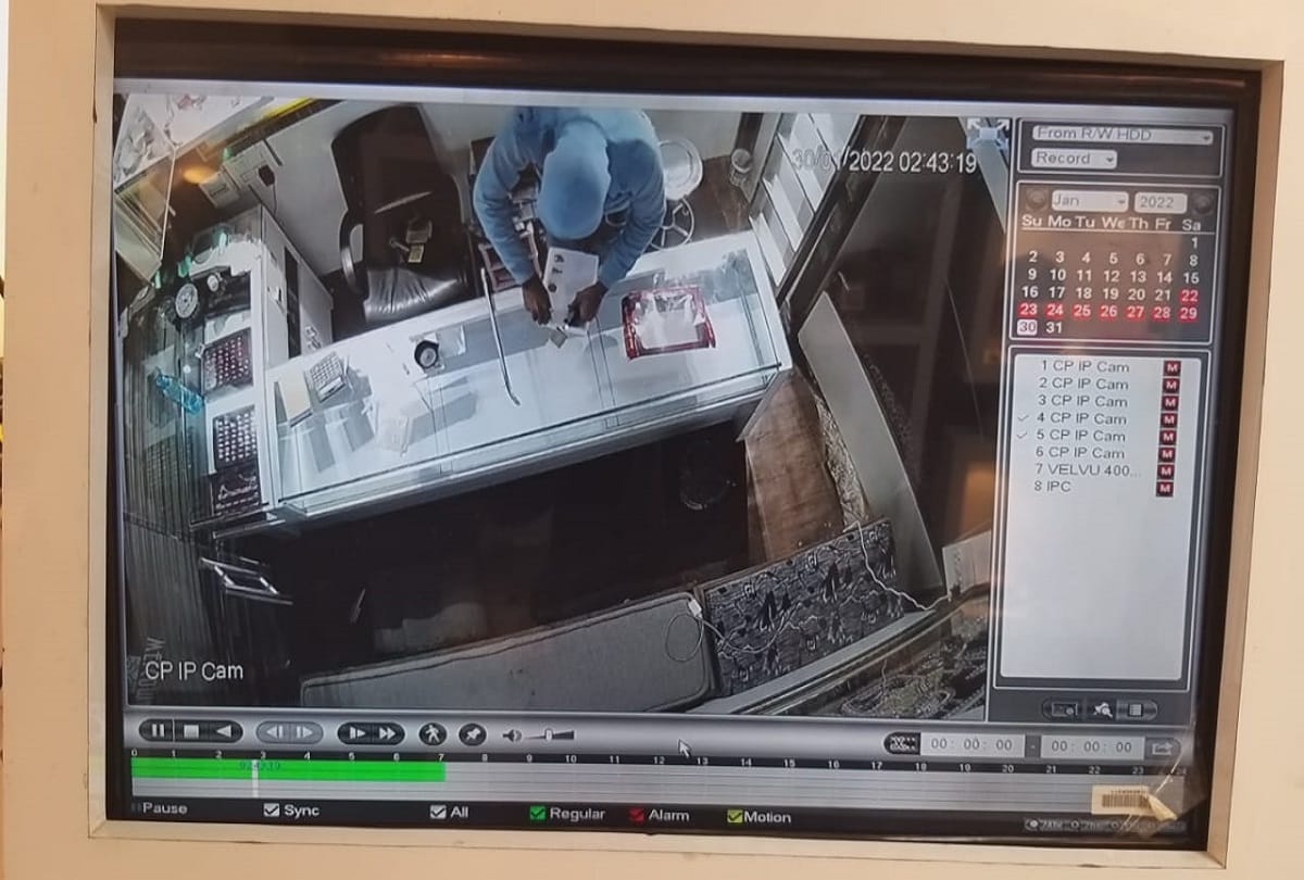 Sikar: two kg silver stolen from jeweller shop The incident was captured on CCTV