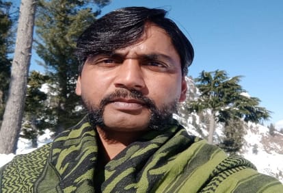 family refused to cremate army jawan demanding martyr status in varanasi  dead body was found in  hotel at Pathankot