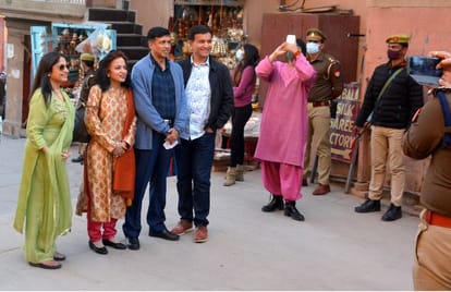 up police DGP mukul goel visited Kashi varanasi with family worship in kashi vishwanath and many temples Sarnath police in alert mode