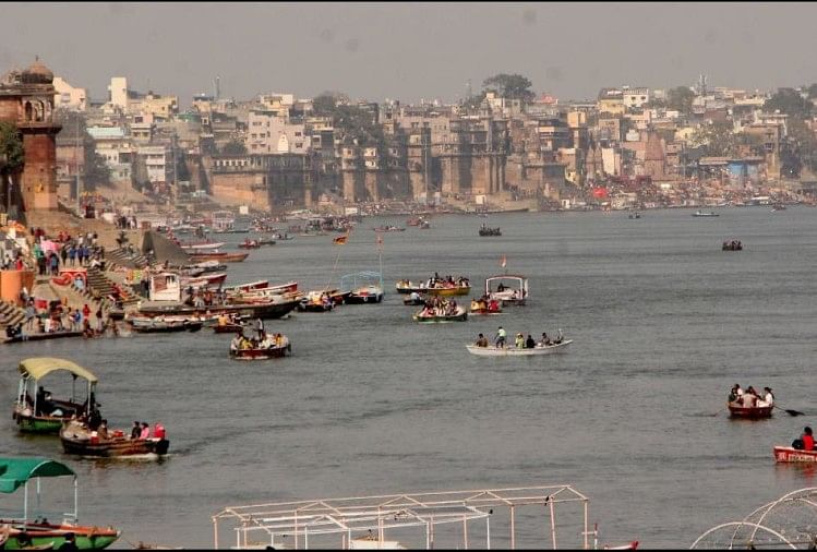 Varanasi Weather: पश्चिमी विक्षोभ ने बदला मौसम का मिजाज, बारिश के बाद लुढ़का पारा, जानिए- आज कैसा रहेगा मौसम ?