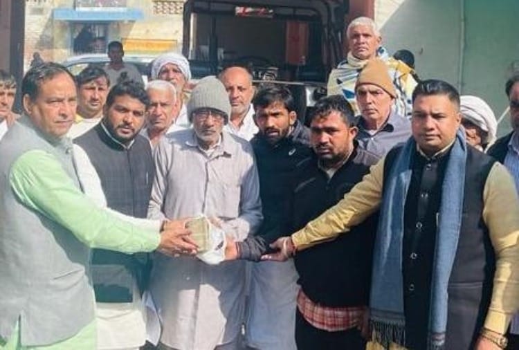 Financial assistance given to the families of farmers who lost their lives in the farmers agitation in Sonipat