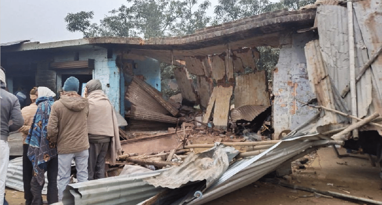 Hardoi: The dumper entered the shops after hitting the car, loss of lakhs