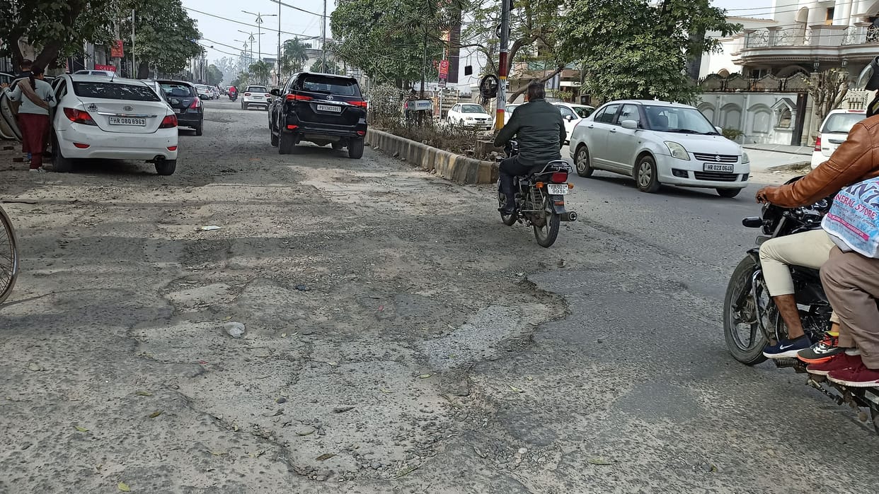 Roads deteriorated due to rain, able youth will simplify the path of Harpath
