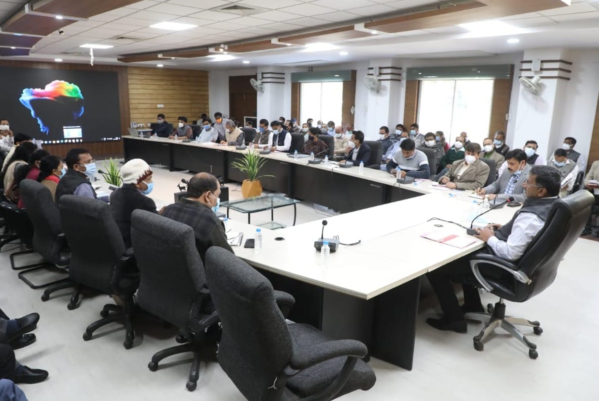 Strictness in Indore: If there is no booster dose then no salary... Frontline and healthcare workers who do not apply booster dose will not get salary