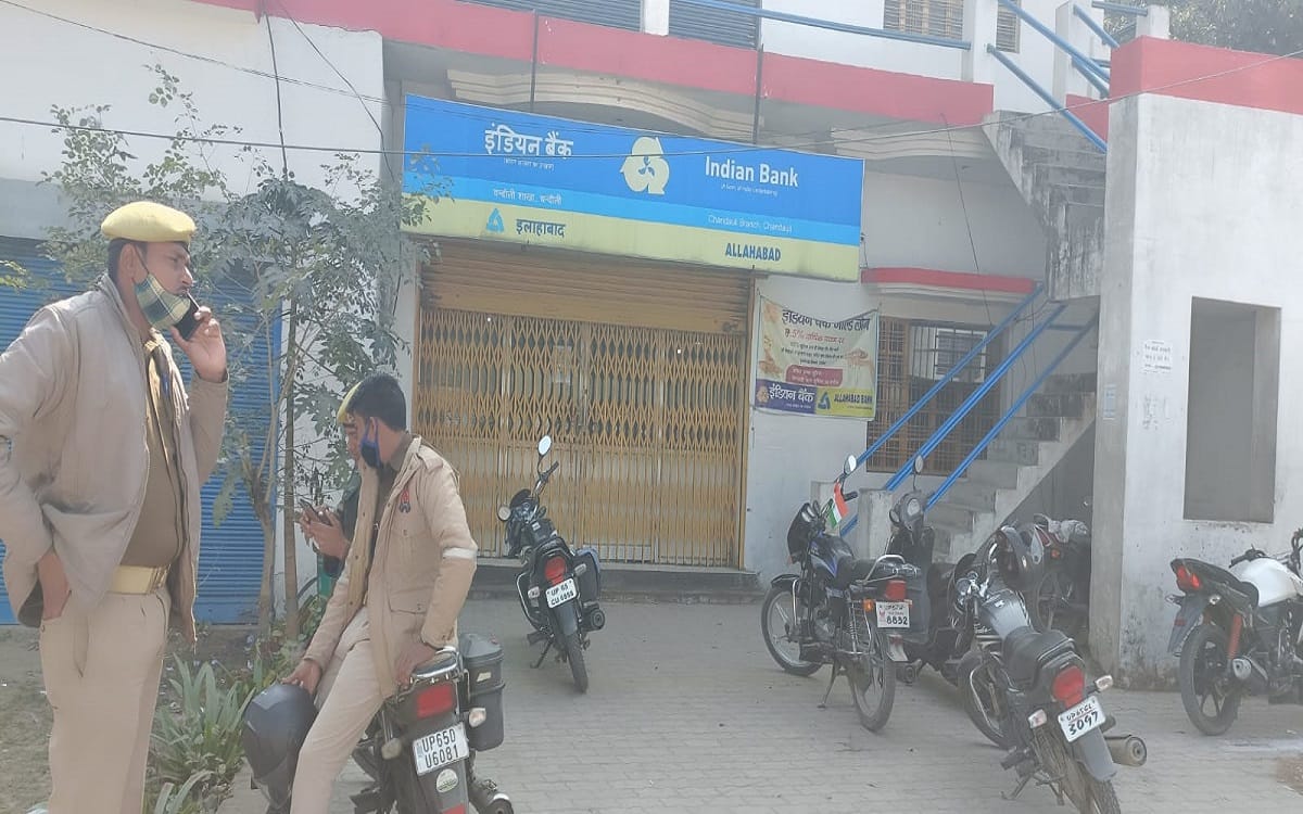 crime In Chandauli thieves stolen jewelery from indian bank 39 lockers were found broken  cash kept safe