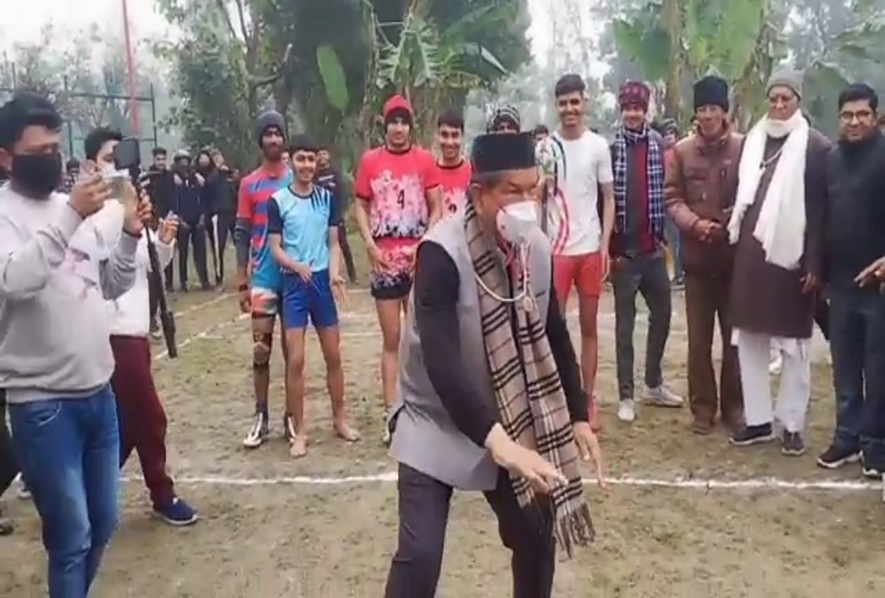 Uttarakhand Assembly Election 2022: harish rawat plays kabaddi, cm pushkar singh dhami went football ground