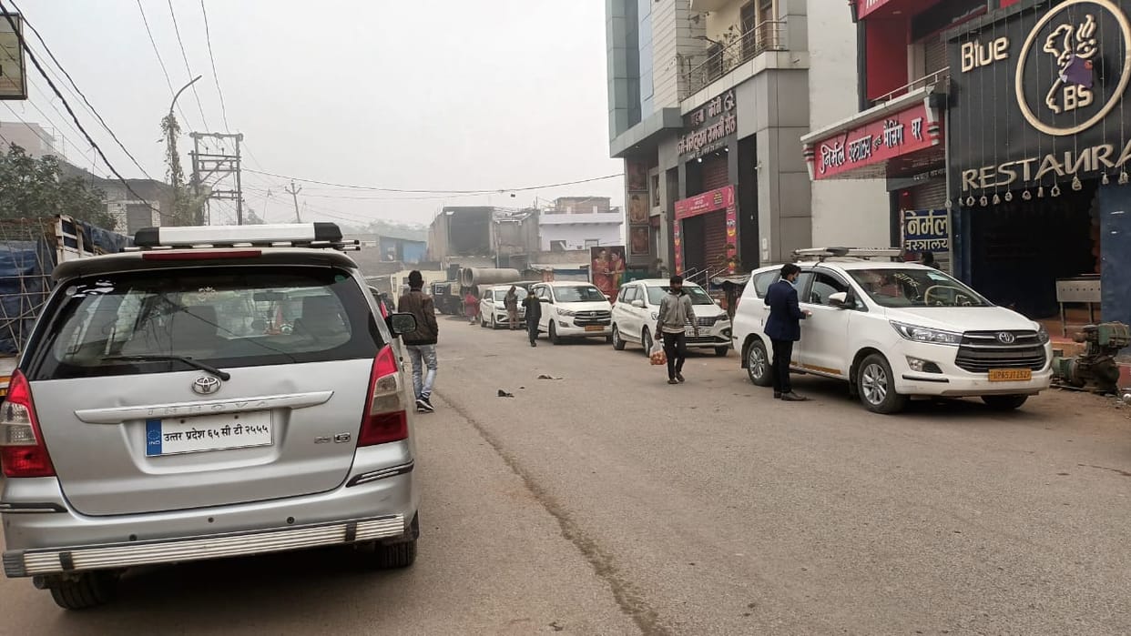 Income Tax Department raid in Jaunpur IT Team is investigating at Kirti Kunj Jewelers showroom