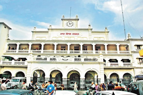 Advertisement fee dues agency will not be able to compaign on unipole