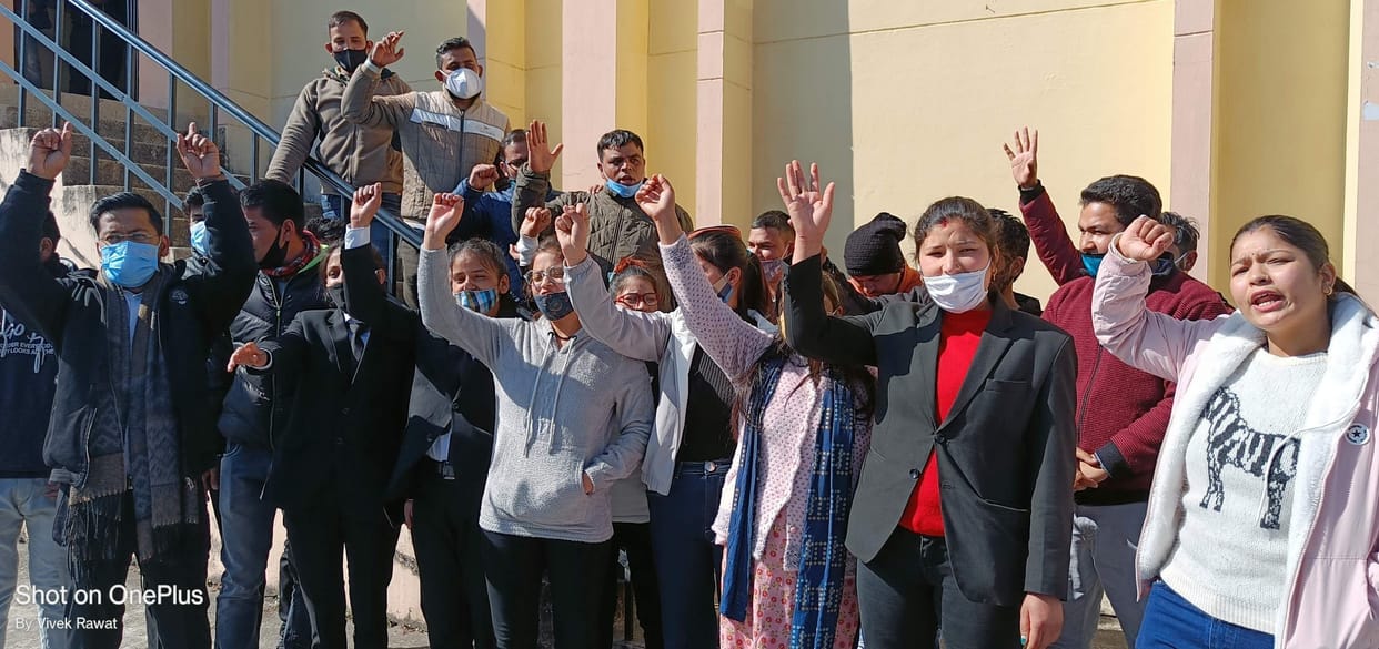 Law students boycott the examination, lock on the college gate