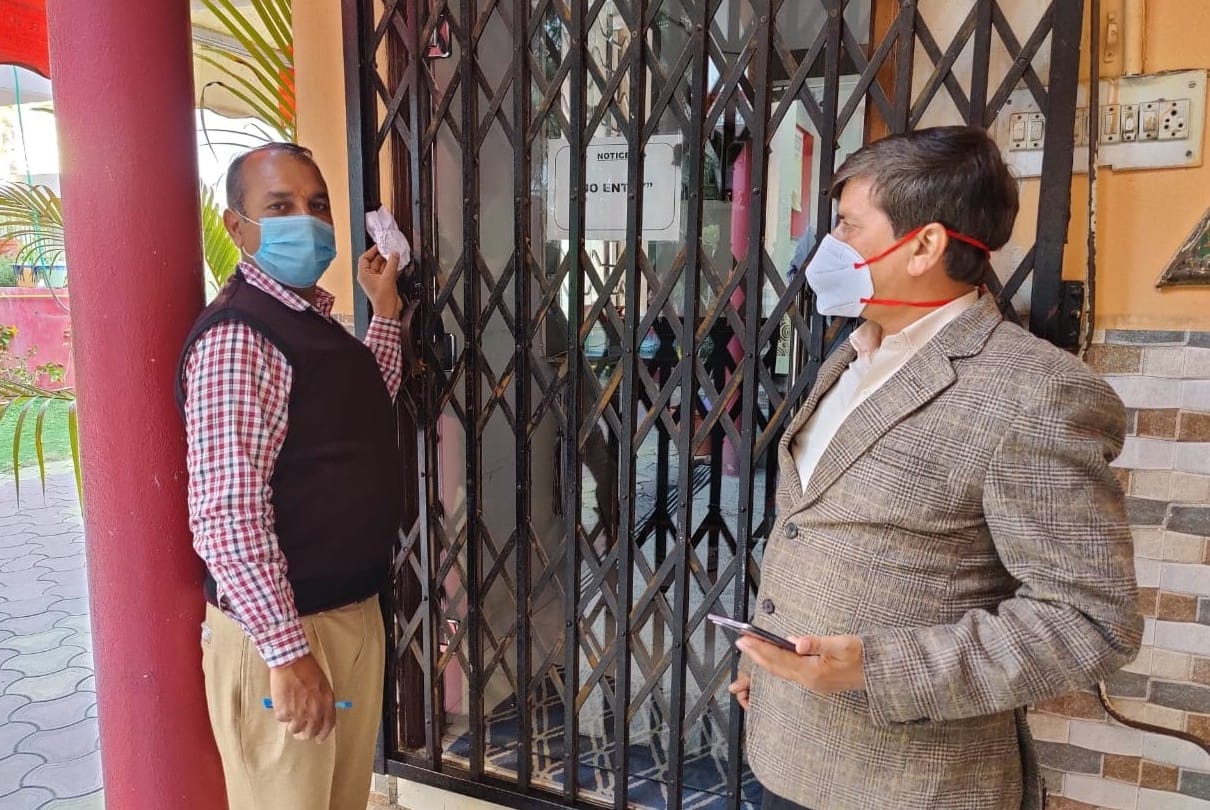Indore: Strict attitude of administration, four schools sealed for negligence in vaccination of children