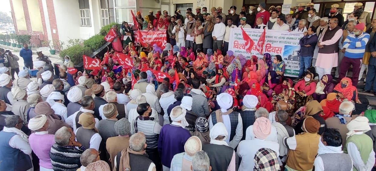 Farmers celebrated Betrayal Day, took out procession till the Mini Secretariat
