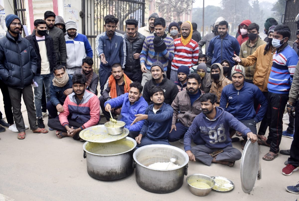 Gorakhpur University Hostels furious over adulteration in raw rice and curry
