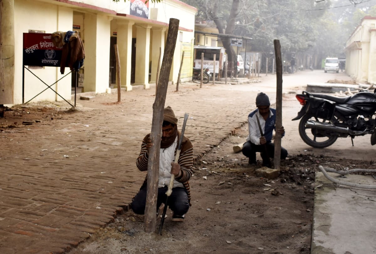 Barricading started in collectorate for enrollment