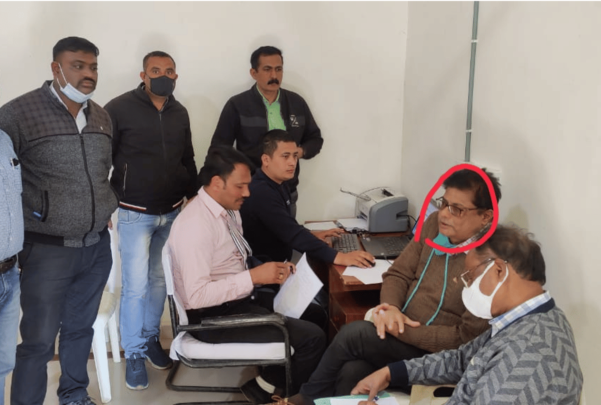 Chhindwara: In lieu of passing the bill, BMO asked for a bribe of 10 thousand rupees, Lokayukta caught red handed