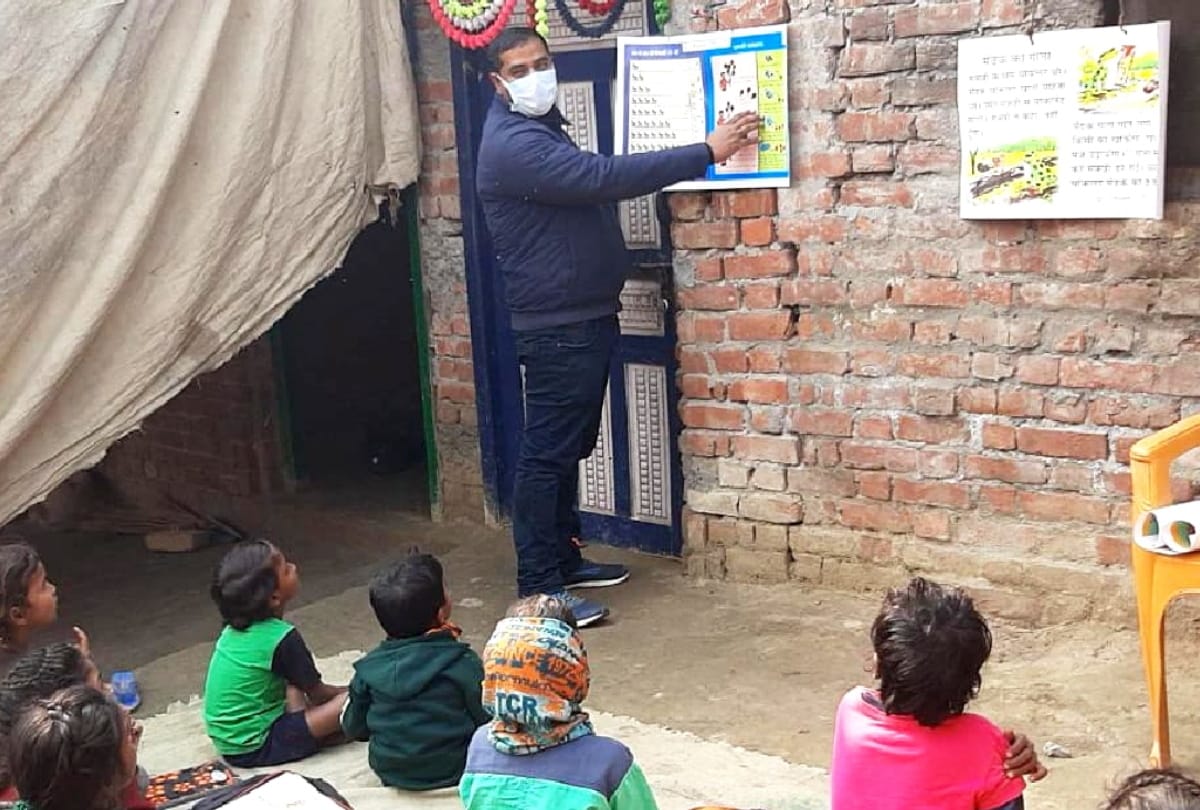 Children studying in Mohalla class when school is closed
