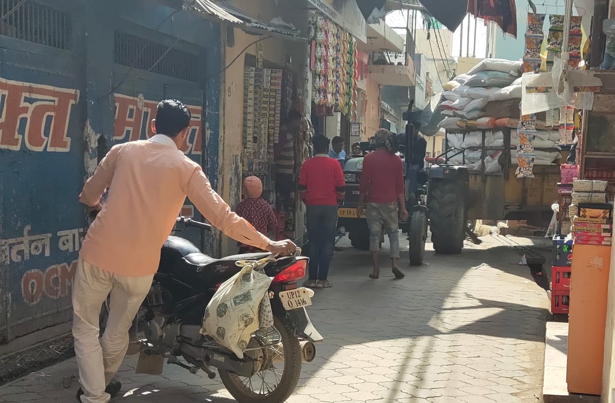 People upset due to overloaded tractor-trolley