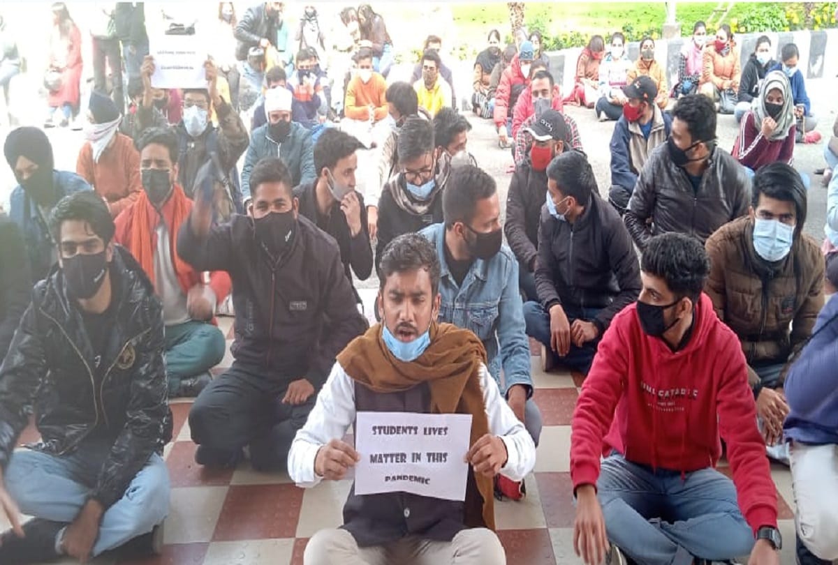 Jammu Kashmir: Demand for online examination, students protest against Jammu University