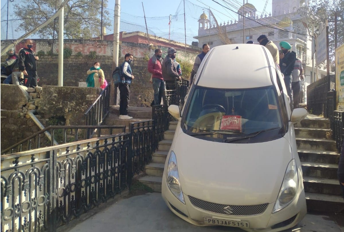 tourist car accident in nahan sirmour himachal pradesh