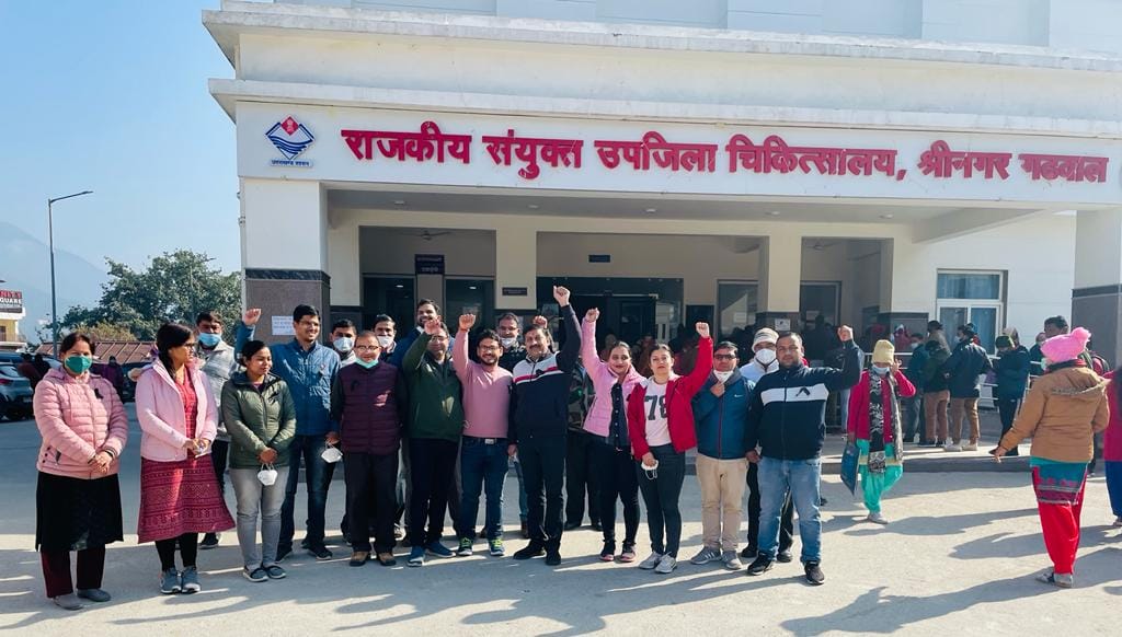 doctor pharmacist beaten in dehradun coronation hospital, Demand arrest of accused till today evening