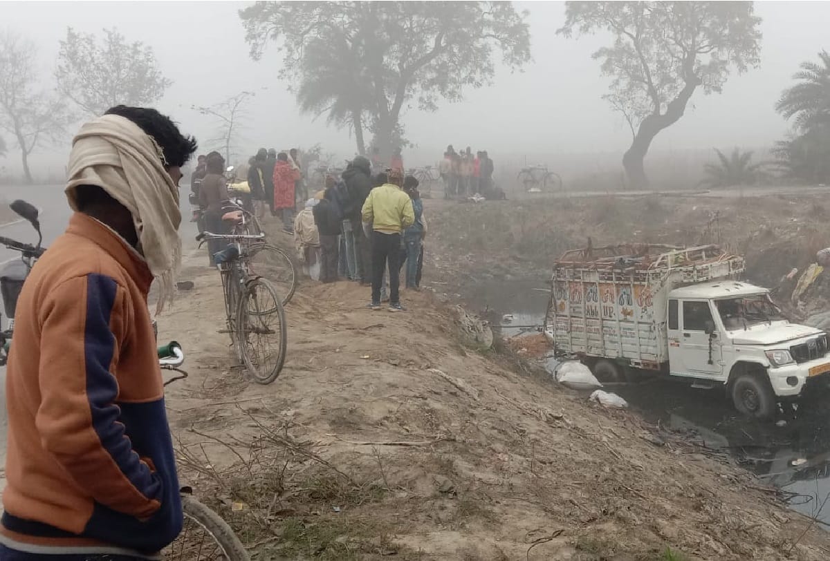 Road accident in Gonda Pickup full of devotees fell in ditch