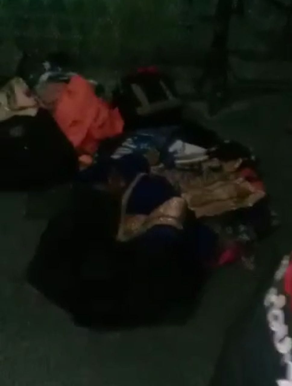 The family members were made unconscious by spraying intoxicant spray, took away the jewelry that was in the bed