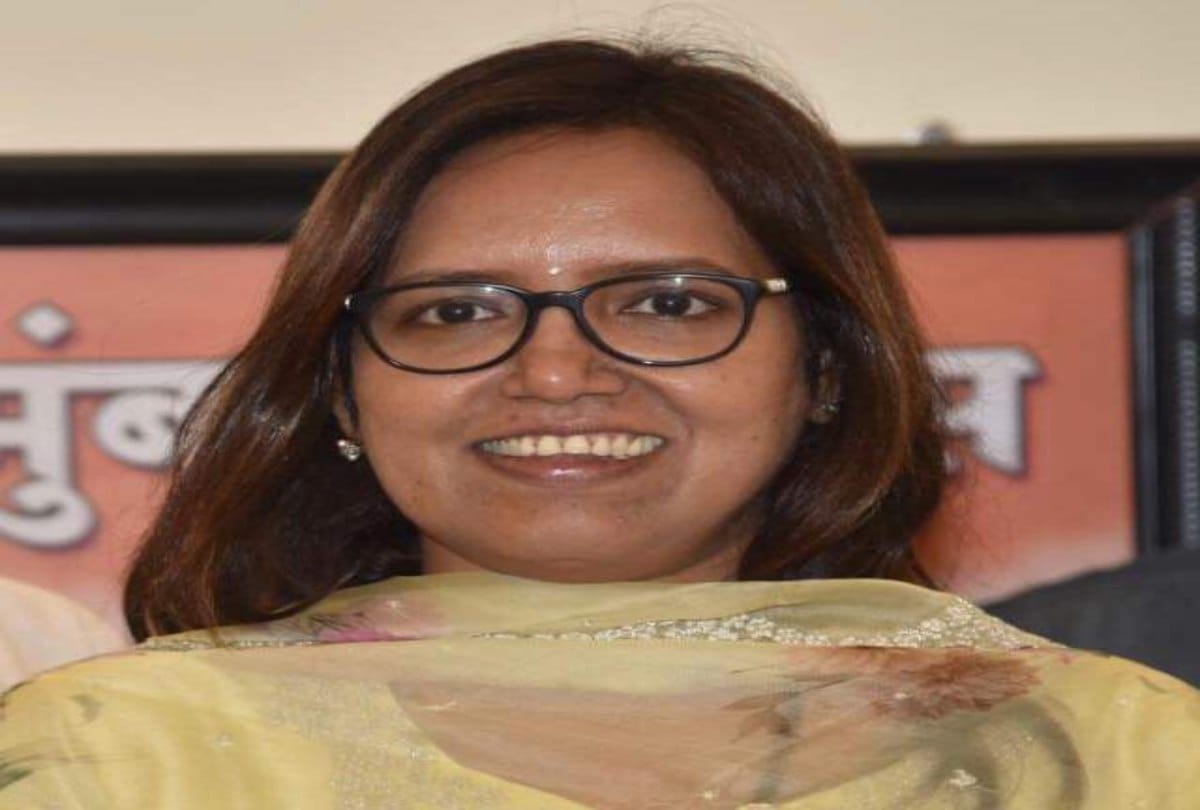 Maharashtra Students protested outside School Education Minster Prof Varsha Gaikwad's house against offline exams
