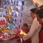 देवास माता टेकरी पर तुलजा भवानी माता का पूजन करते कमलनाथ