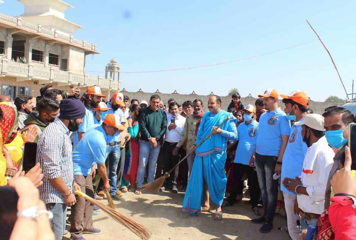 Sehore: Pandit Bhagwat Bhushan Pandit Pradeep Mishra gave the message of cleanliness, appealed to the people not to spread dirt