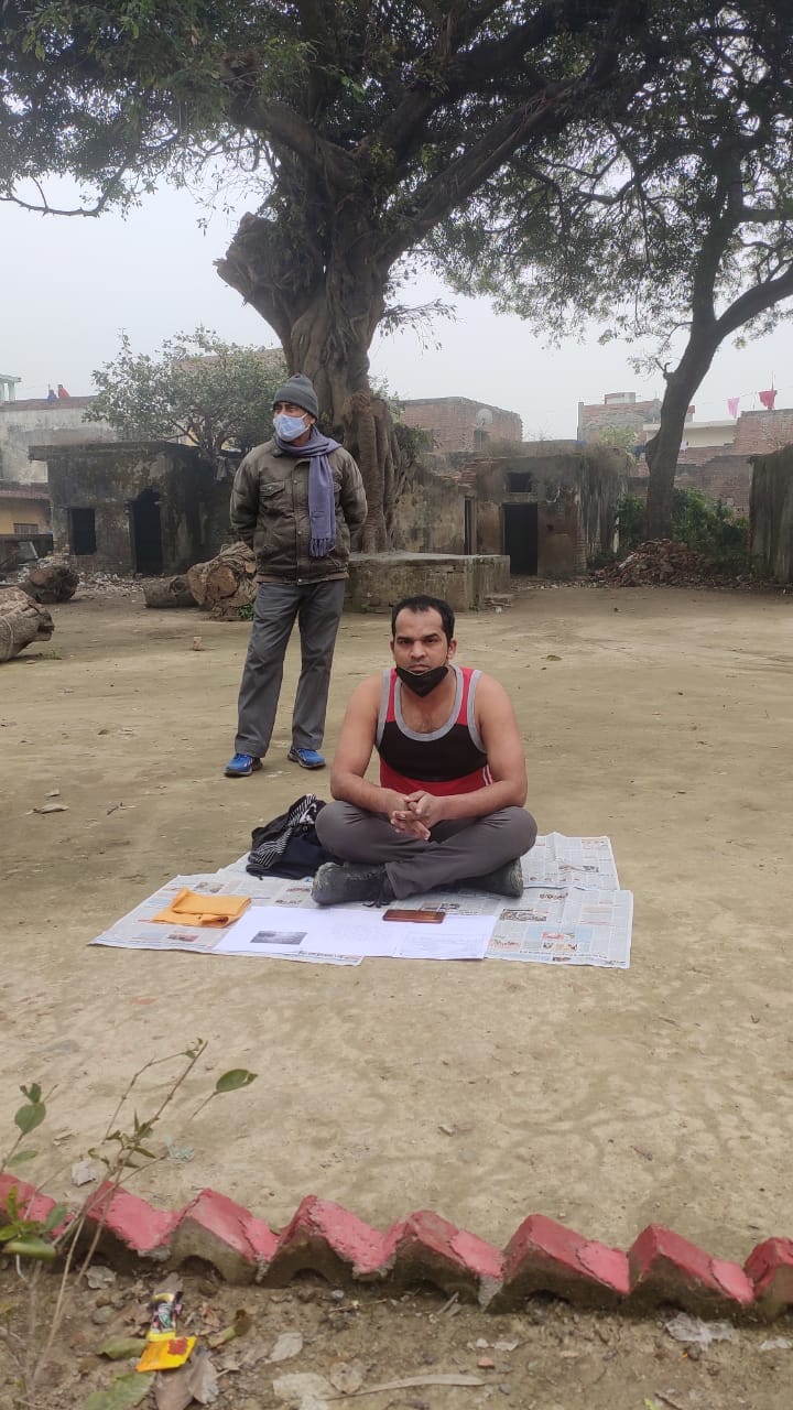 A soldier sitting half-naked in the severe winter against the arbitrariness of the sugarcane department