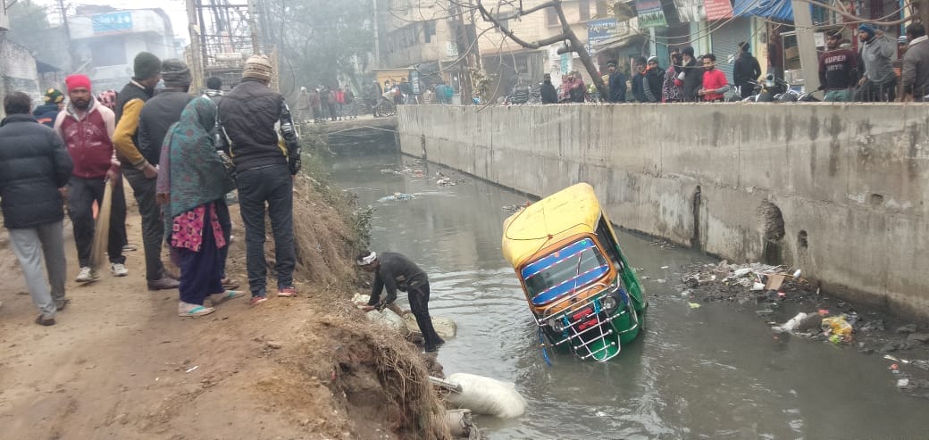 The tempo fell into the drain uncontrollably on the broken road