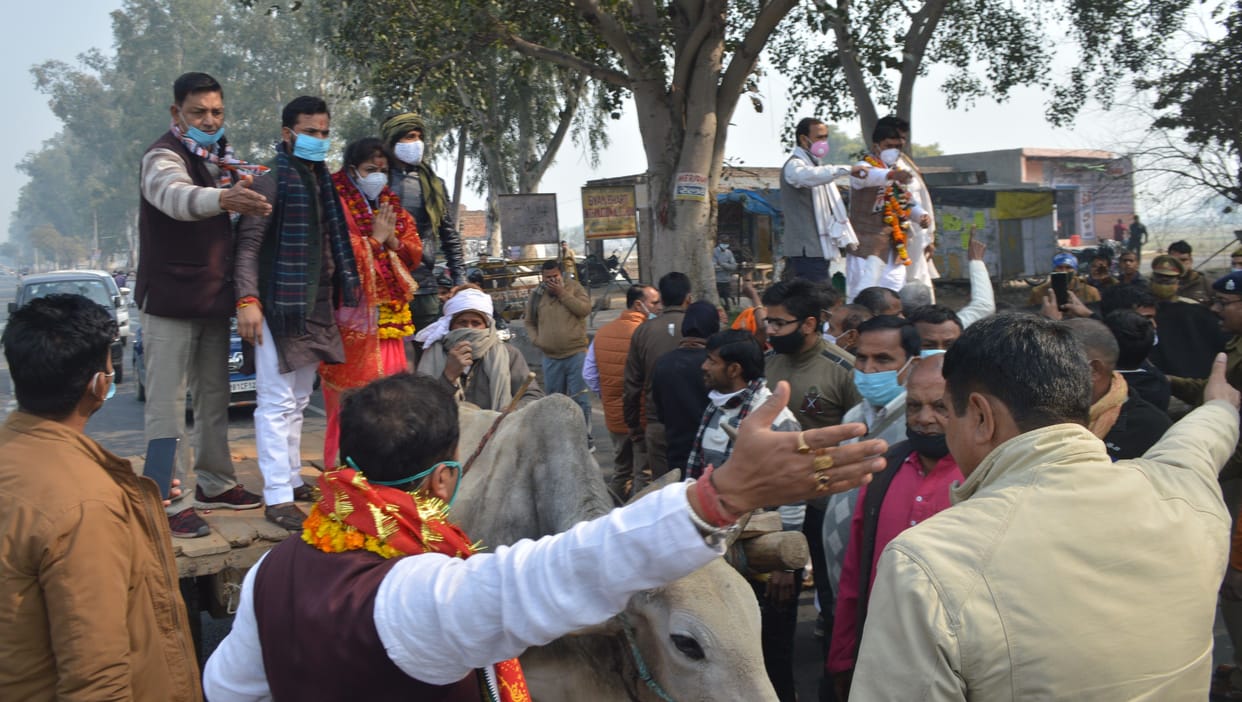 Hathras: Congress candidate arrived to file nomination by bullock cart