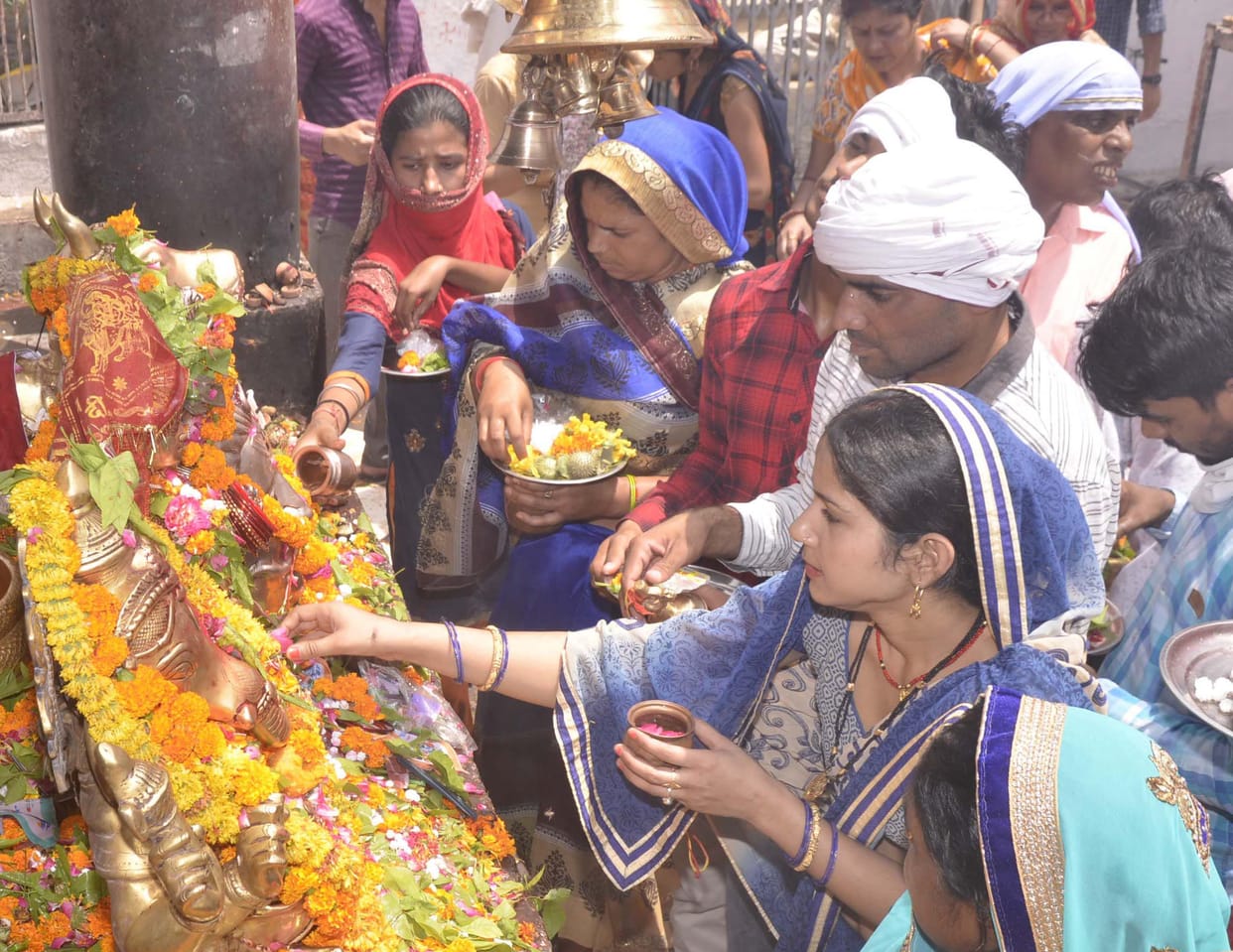 Taking a dip in Yamuna on Mauni Amavasya, worshiping Shiva