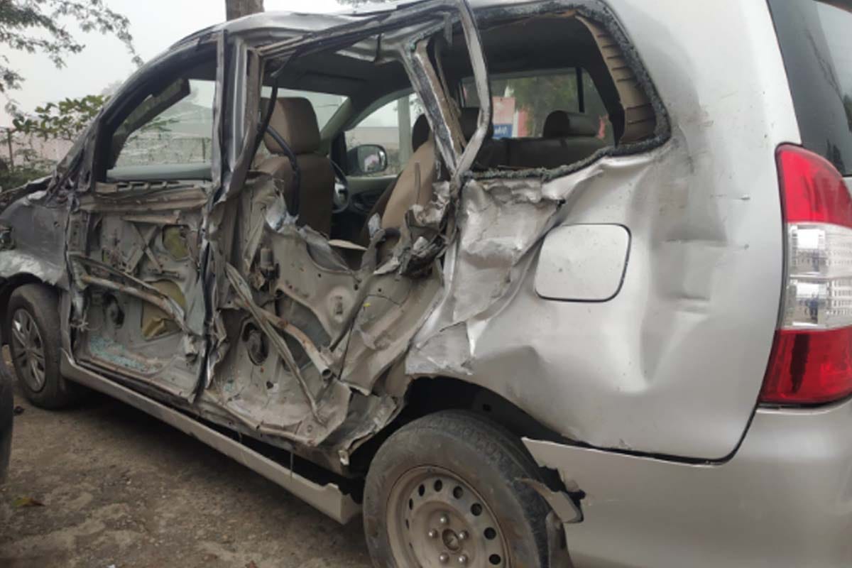Saharanpur: Truck rammed into passenger car going to bathe in Ganga, one dead, four injured