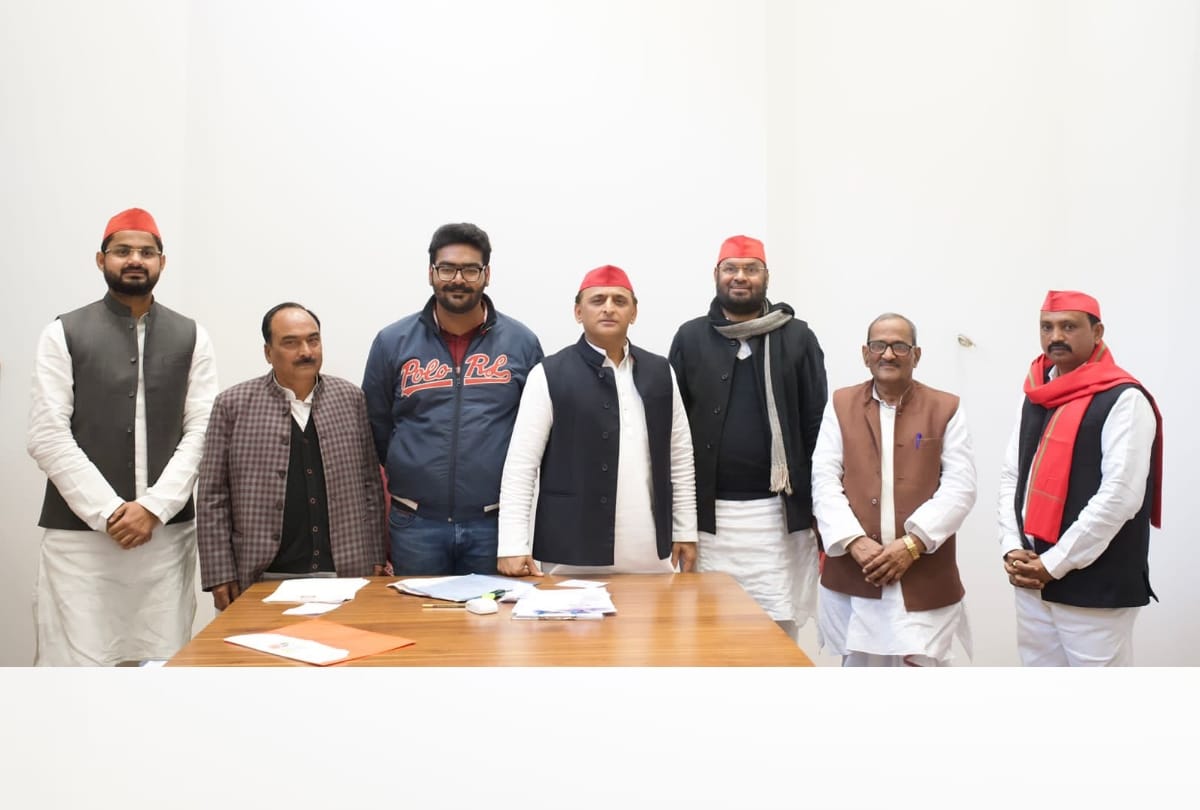 BSP MLA UmaShankar Kushwaha joins Samajwadi party.