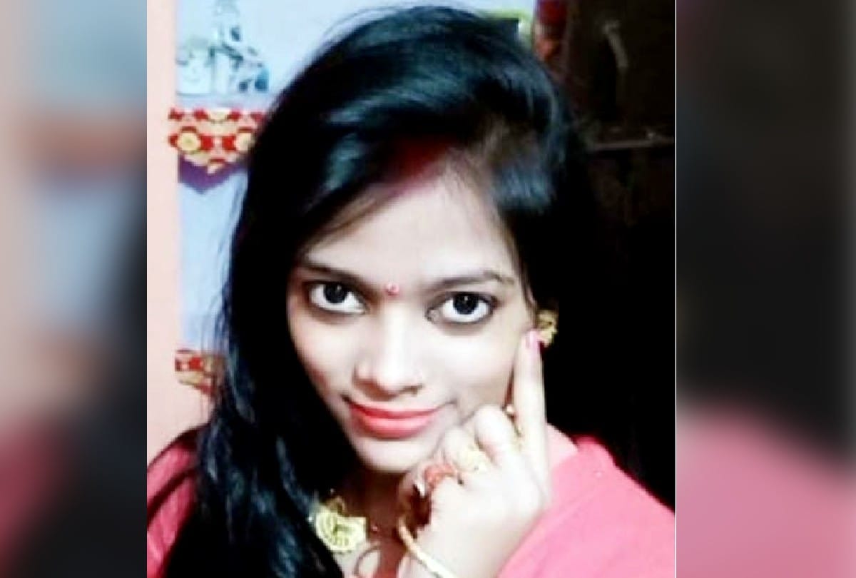 Married woman dead body found hanging in the toilet of the house in firozabad