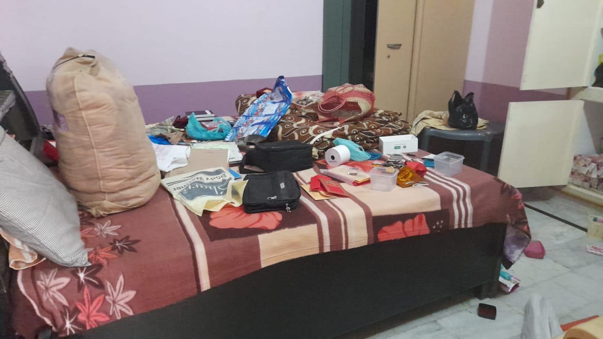 1 kg silver jewellery, 4 gold rings and 70 thousand cash stolen