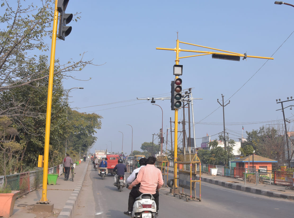 Irregularly installed traffic signals