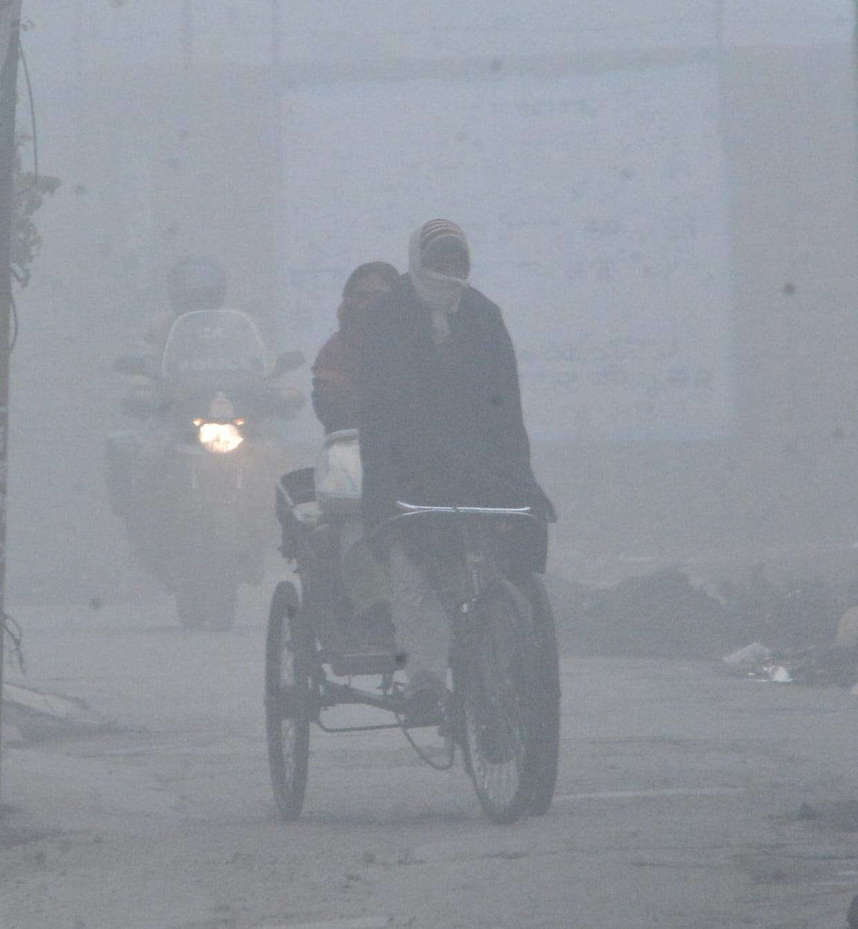 Fog in the morning, cloudy in the day, life stopped due to cold wave