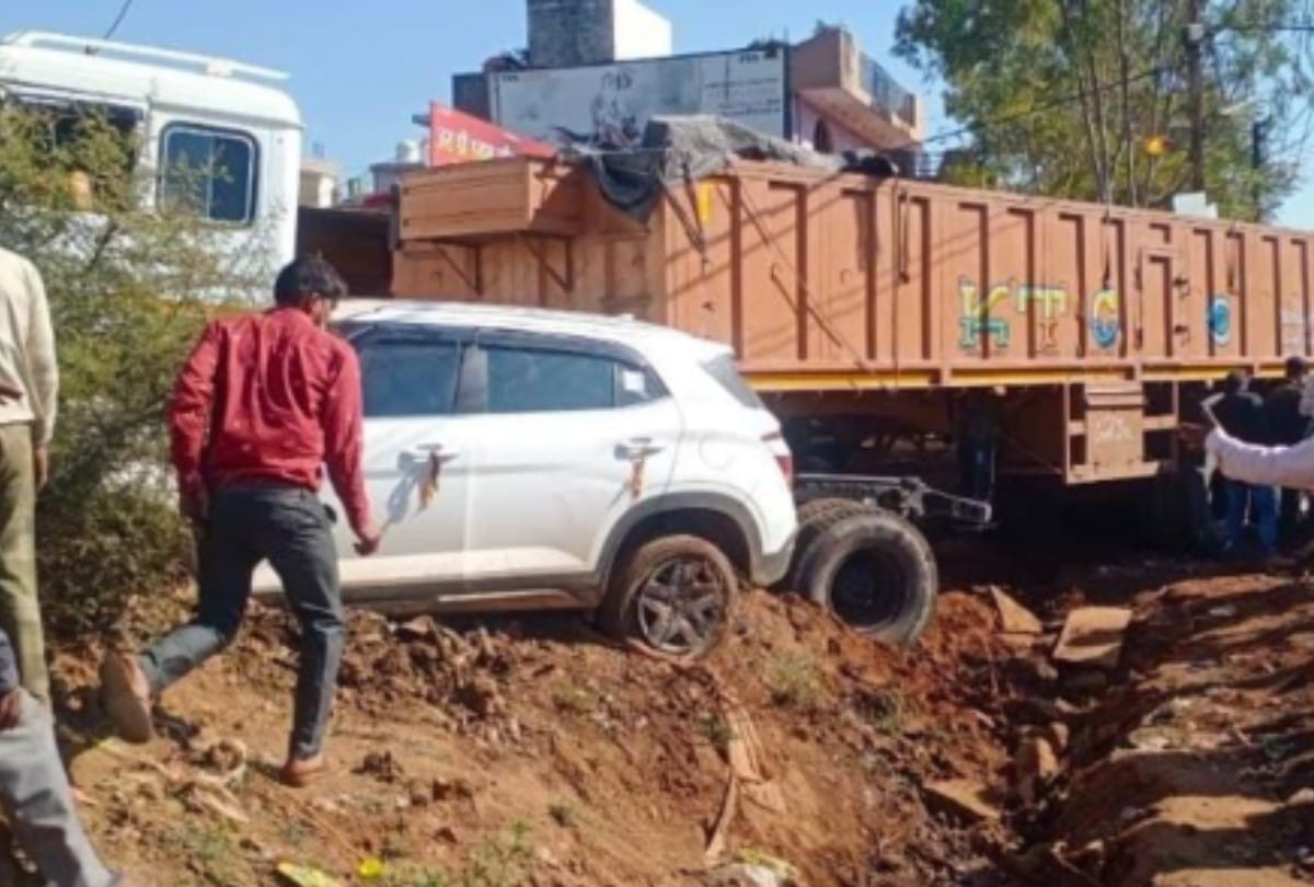 Shivpuri: Truck rammed into No Entry, several vehicles crushed, scooter-riding father-son seriously injured