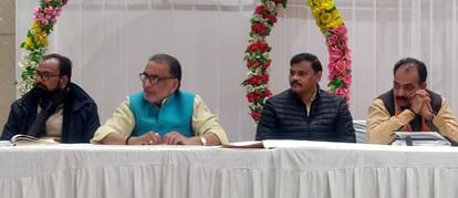 बैठक करते भाजपा के राष्ट्रीय उपाध्यक्ष एवं प्रदेश के प्रभारी राधा मोहन सिंह ।