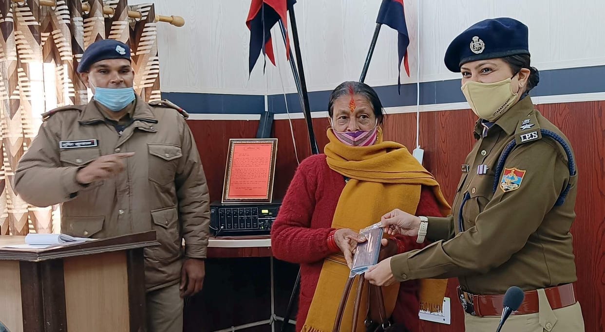 Chamoli police returned the lost mobile owners